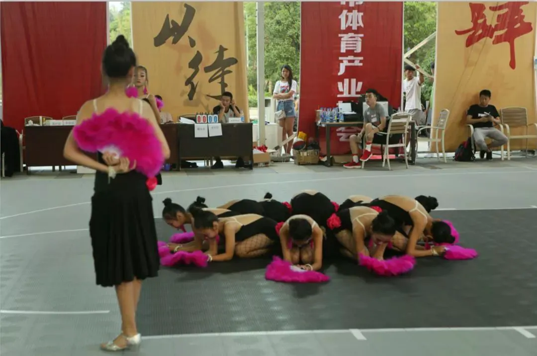 如何在篮球冬令营中加强体能训练?_0